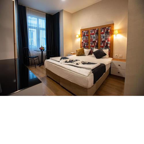 La Pazza Taksim Suit
