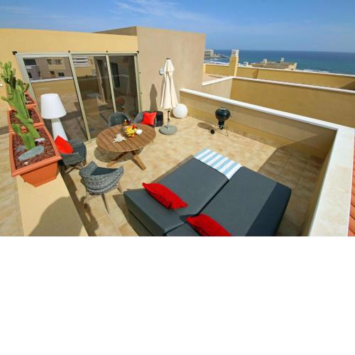 LA PERLA, superb luxury duplex, private roof terrace, ocean view, pool, WiFi and parking