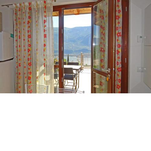La Quiete 29 Lake view Apartment by Gardadomusmea
