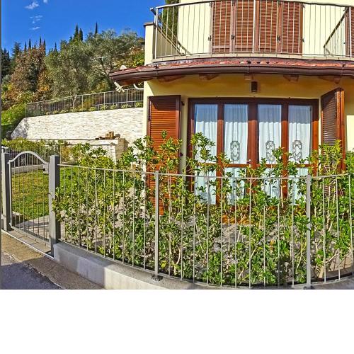 La Quiete17 fenced garden apartment by Gardadomusmea