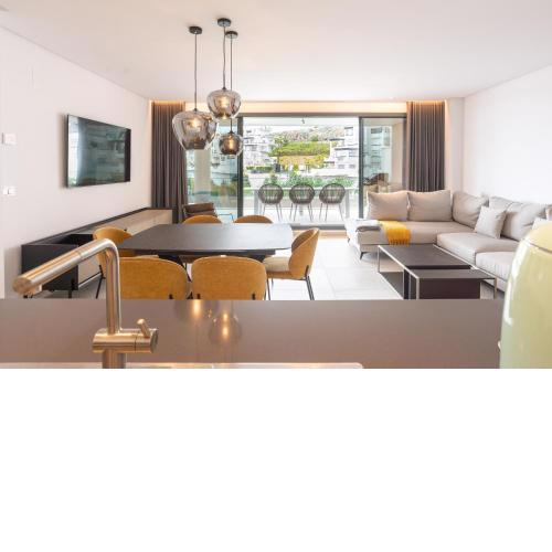 La Quinta 3 Bedroom Ultra Modern Apartment with Private Hot Tub