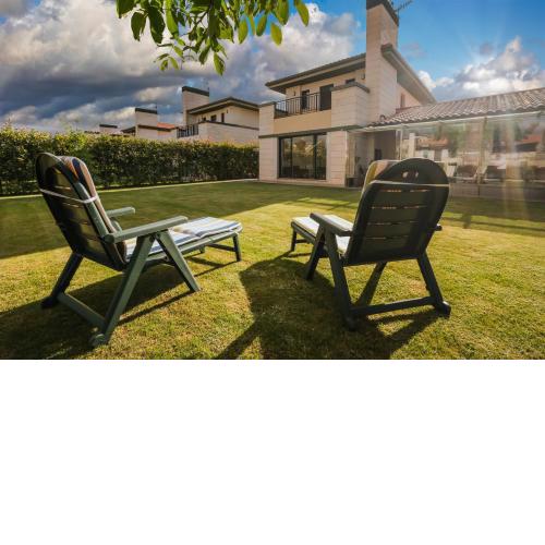 La Rioja golf & pool with parking by Aston Rentals