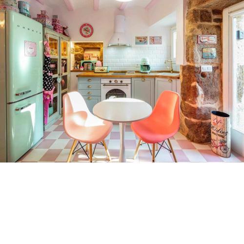 La Suite Años 50 Bañera, jukebox y chimenea de leña