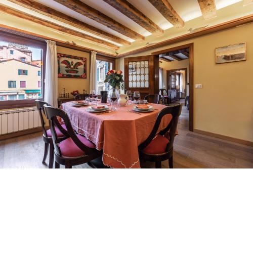 La Tana Cozy Apartment in Campo San Maurizio