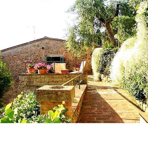 La Terrazza, elegant Tuscan stone house with garden and terrace in Cetona