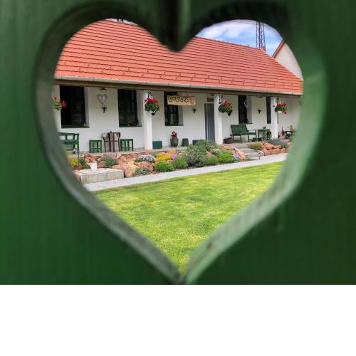 Ladislaus Schnaps-Haus Falusi Vendégház