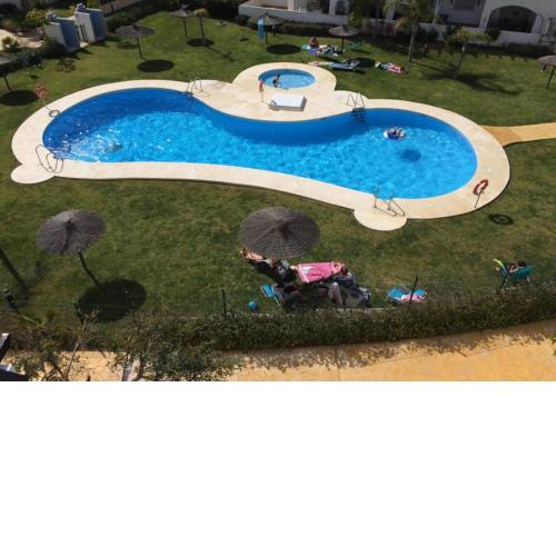 Lägenhet högst upp, med pool och utsikt över havet