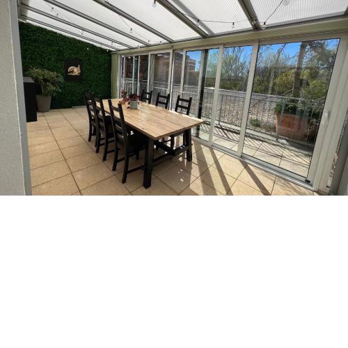 Lake, terrace, garage, 10 mins to centre