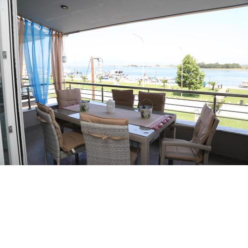 Lakis Luxury Apartment