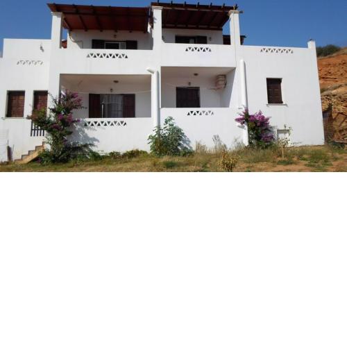 LALAROUS Studios & Apartments