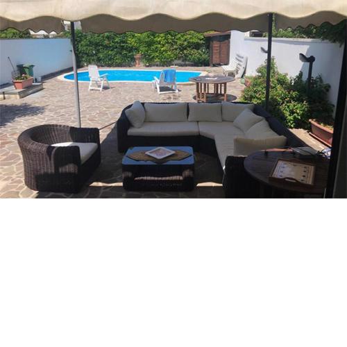 Large and bright 6-bed villa with parking in San Foca