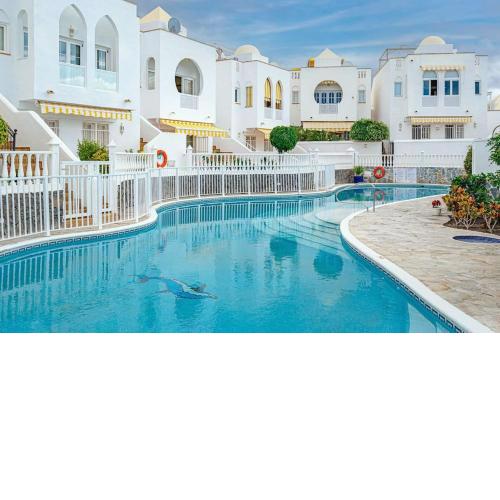 Large house with garden and direct access to the pool