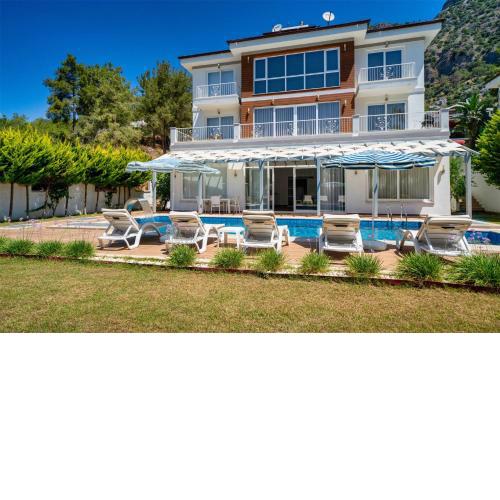 Large Villa with a Private Pool