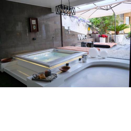 Last minute Garden and jacuzzi,the most gorgeus !