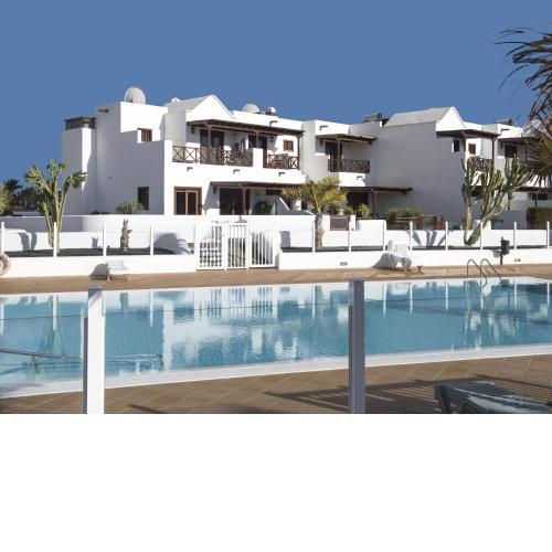Lavish Holiday Home in Playa Blanca with Pool