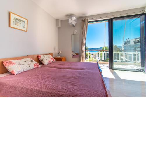 Lavish & Spacious APT with Stunning Seaview, 10 Min ATH Airport