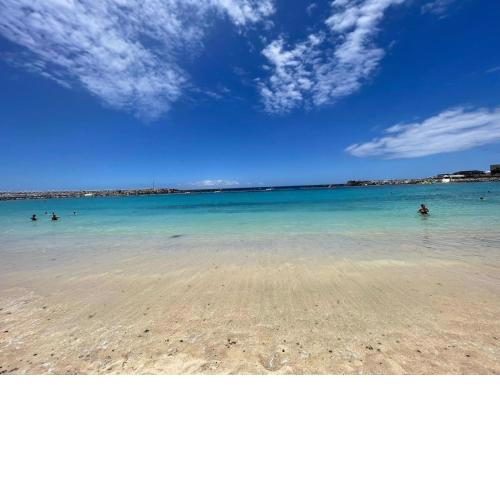 LC Un dormitorio con vistas parciales al mar, solo adultos
