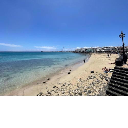 LD Un dormitorio con vistas a jardín, piscina, cerca de la playa