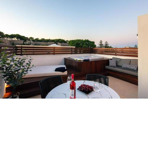 Le Bijou Luxury Upper Suite, with jacuzzi and unique view!