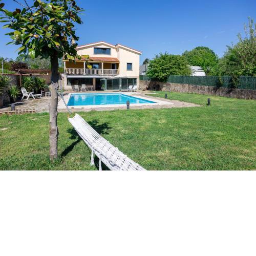 LE LLAR, Casa con piscinas cerca de Santiago de Compostela