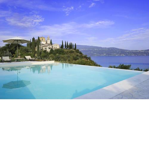 Le Selve Lake View Villas