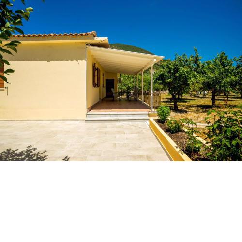 Lefkada Family friendly house with parking ,yard