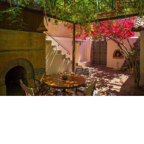 Lefkada Town Traditional House / Cozy Yard
