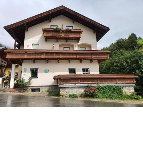 Leni s Mountain Appartements with a balcony
