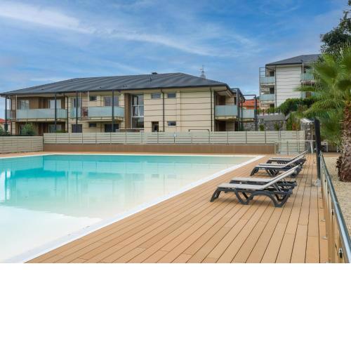 Leonardo - swimming pool and wide patio with barbecue