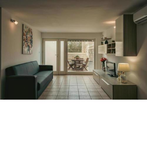 Leone Apartment by Diddoi