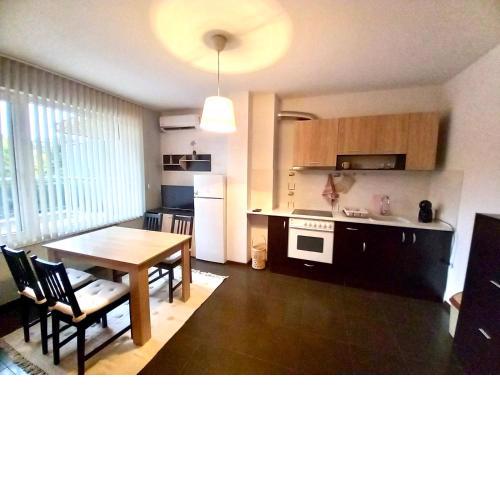 Leonid's Lovely Studio in a Quiet Area plus Parking