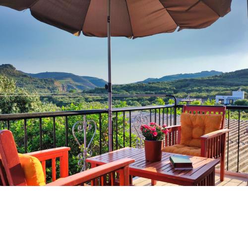 Leti's Traditional Hilltop Maisonette with seaview