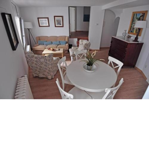 LETS HOLIDAYS Apartment for 6 people 1 min walking to the beach