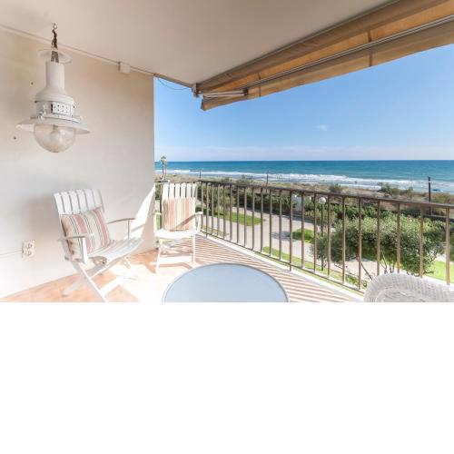 LETS HOLIDAYS Beach front apartment in Gavà Mar, Pine Beach
