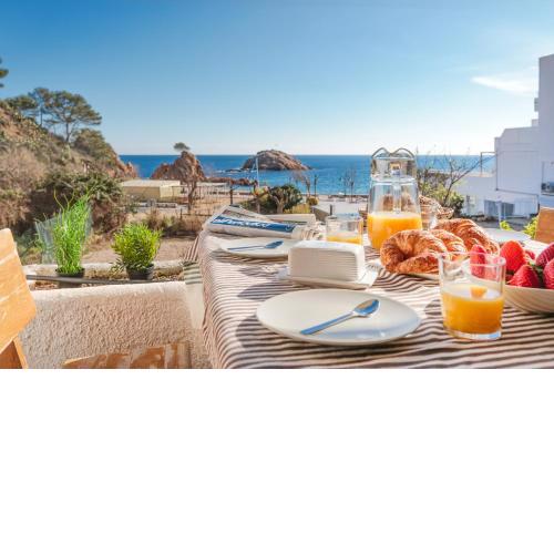 Lets Holidays garden house in front of the beach