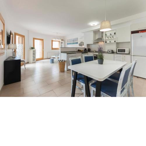 Lets Holidays Mediterranean apartment 3 minutes to the beach 3