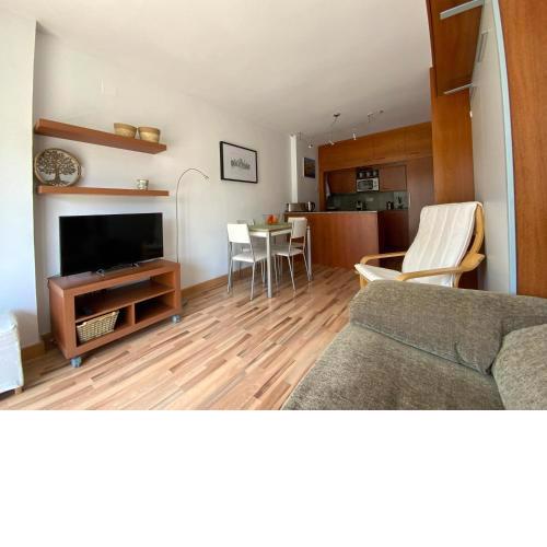 LETS HOLIDAYS Quiet apartment with pool in tossa