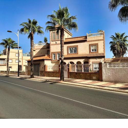 Lge 4 bed villa own pool 90 mts beach sea views