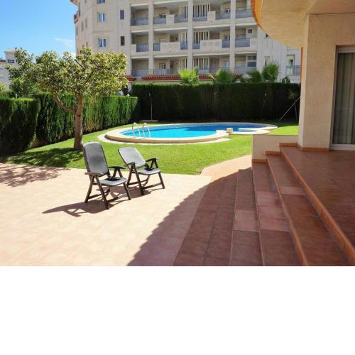 Light apartment with communal pool and walking distance to the beach