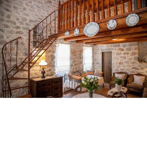 Light Stone & History-Mani Traditional Stone House