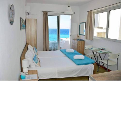 Lilian's seaview & nightlife studios