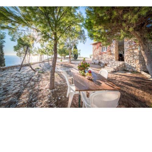 Lithahiro stone house