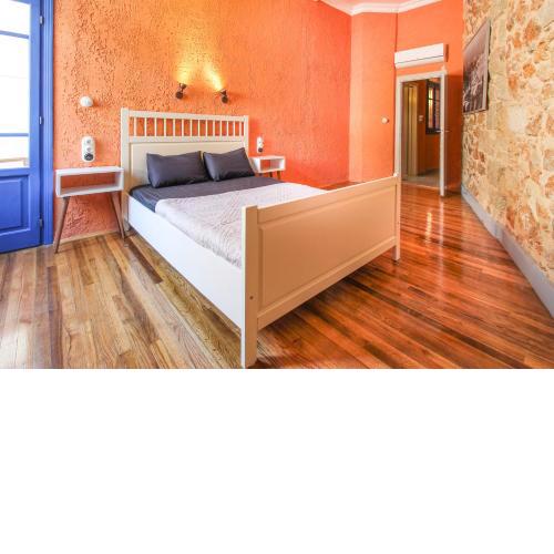 Live ATHENS in this rustic apartment