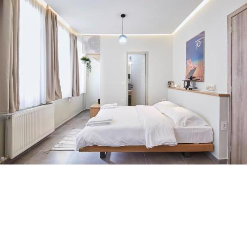 Live in a funky & renovated studio near Acropolis