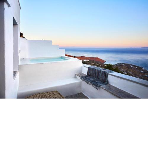 Living Theros Luxury Suites