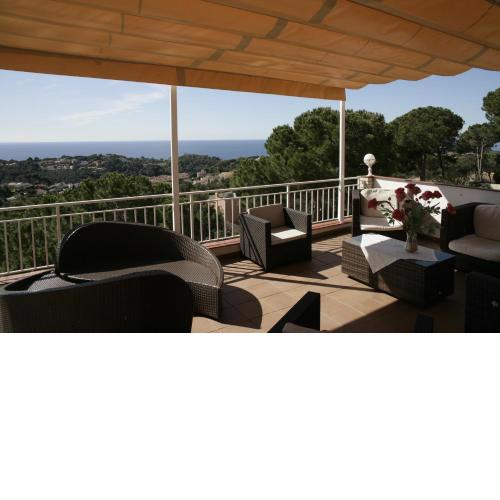 Lloret de Mar -Villa sleeps 9 with pool , seaview, WIFI, streamingservices