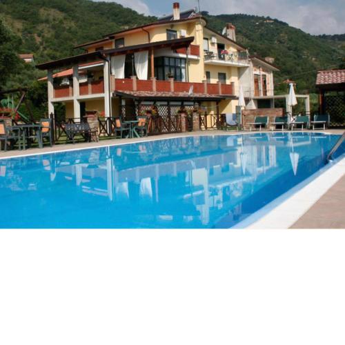 Local Stone Cottage With Shared Pool - Happy Rentals