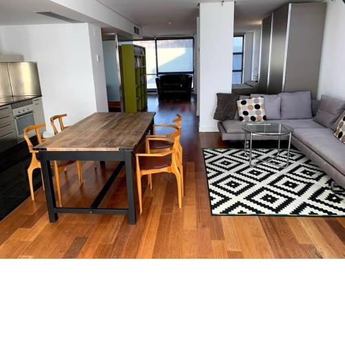 Loft con terraza, parking y piscina en verano