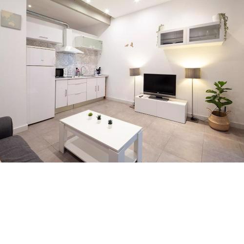 Loft next to calle Betis, best area of Seville-Sevillarooms
