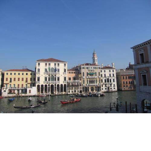 LOFT OVERLOOKING THE GRAND CANAL